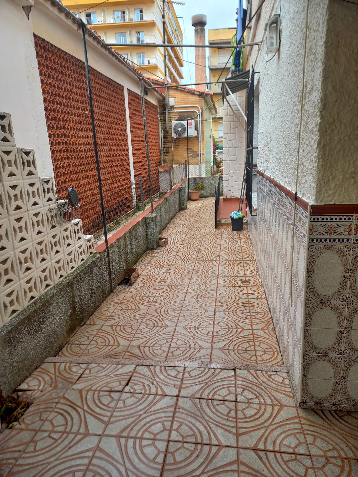 Pasillo lateral despejado y limpio después
