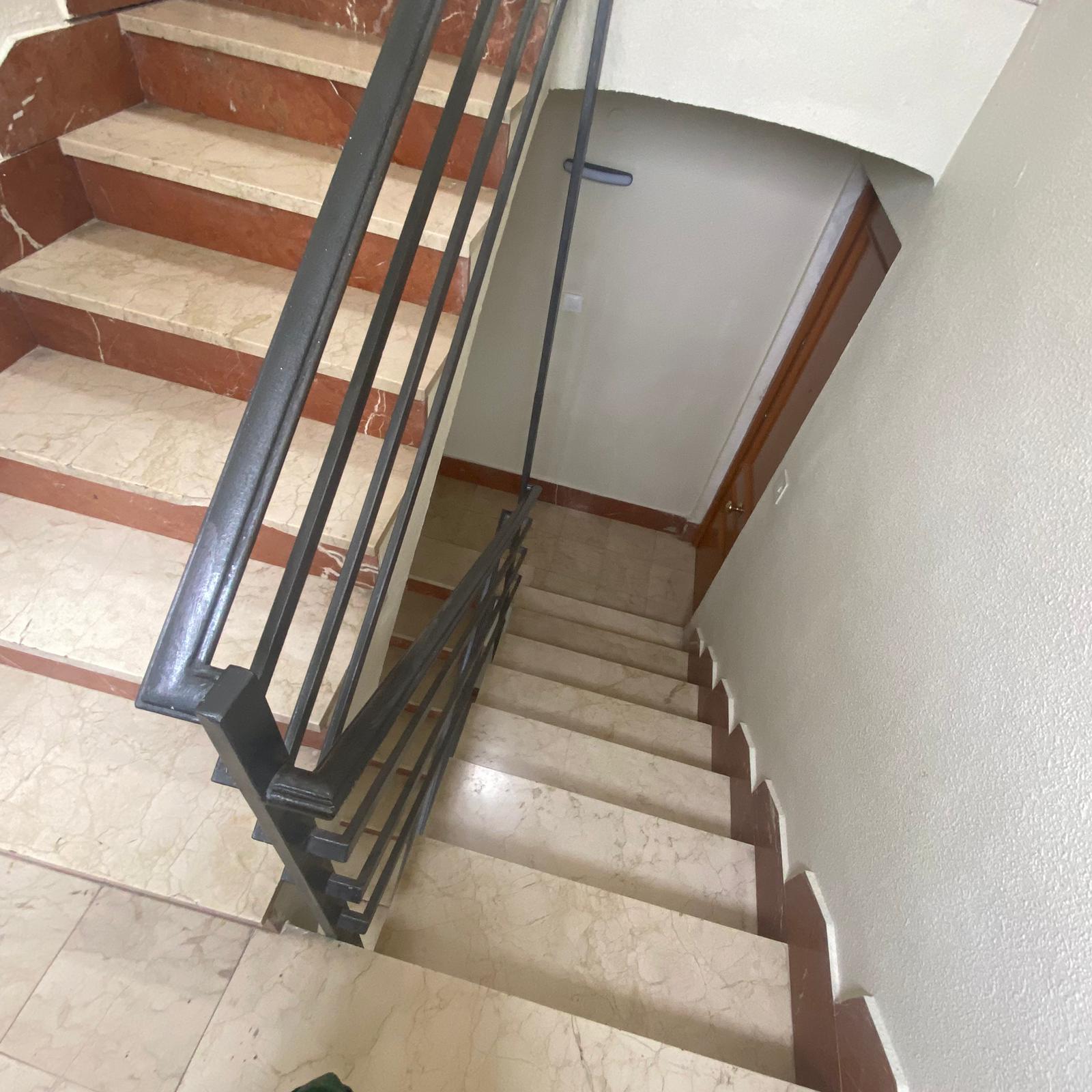 Escalera comunitaria limpia y reluciente