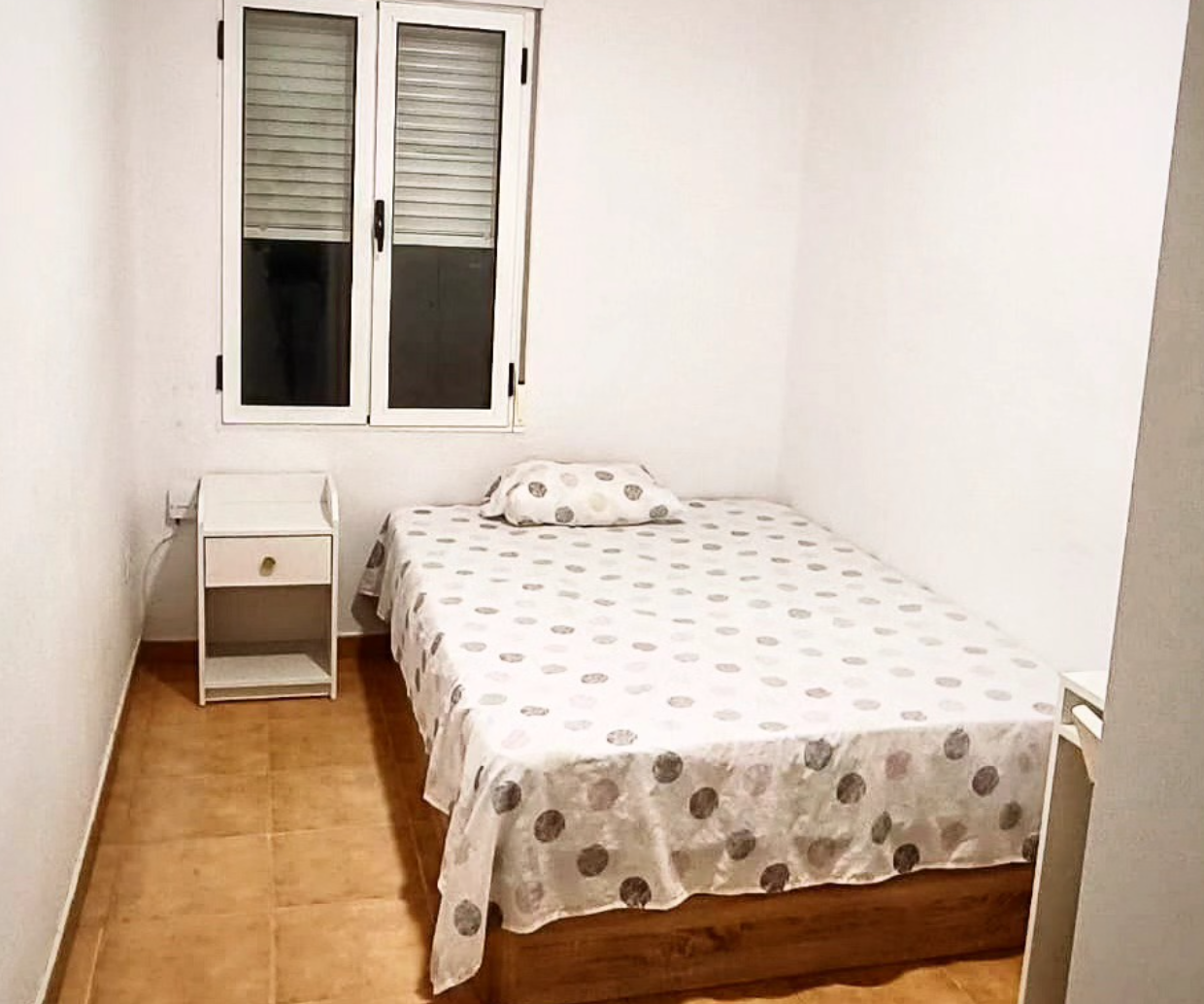 Habitación limpia y acogedora