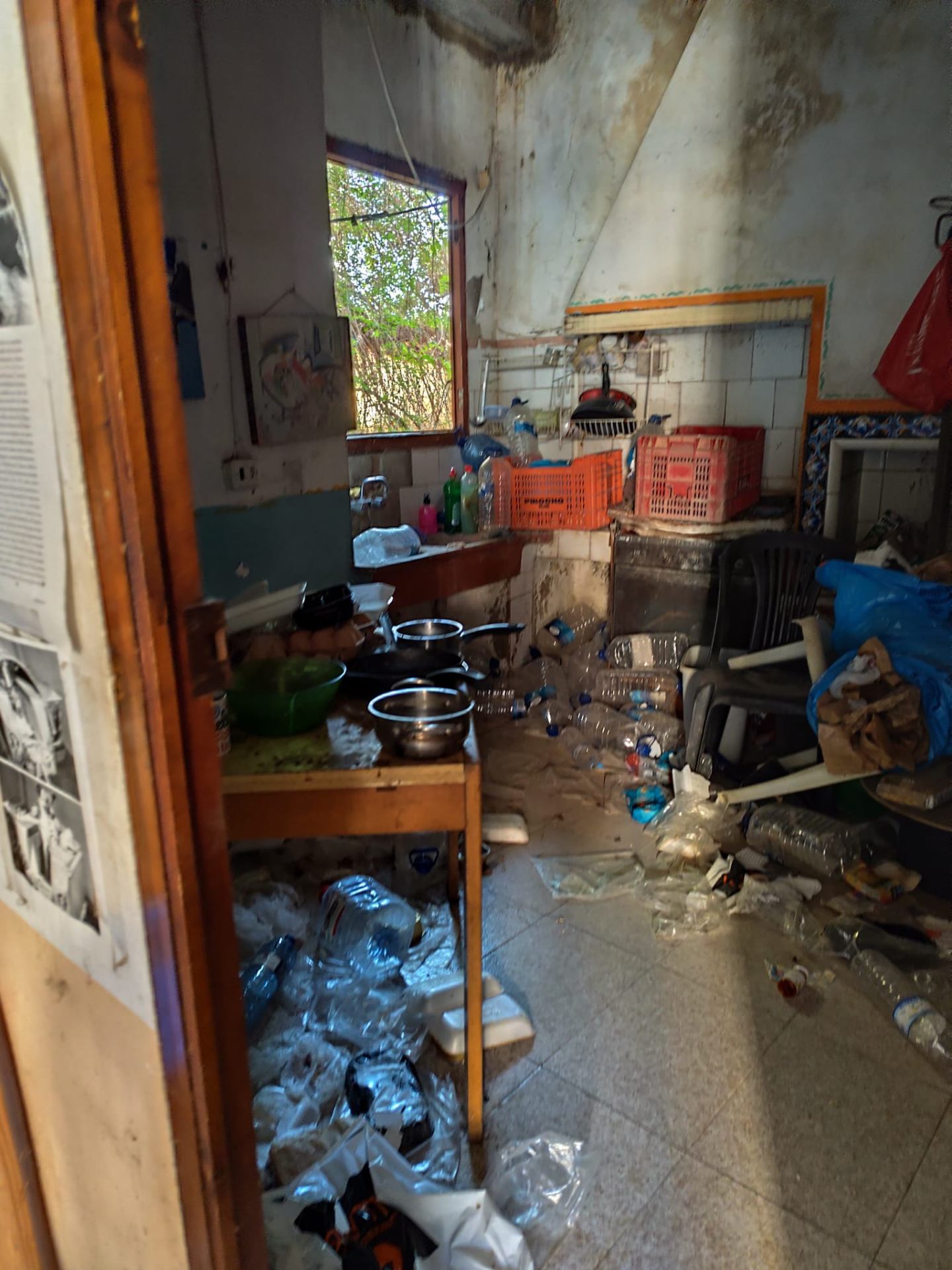 Espacio desordenado antes del vaciado