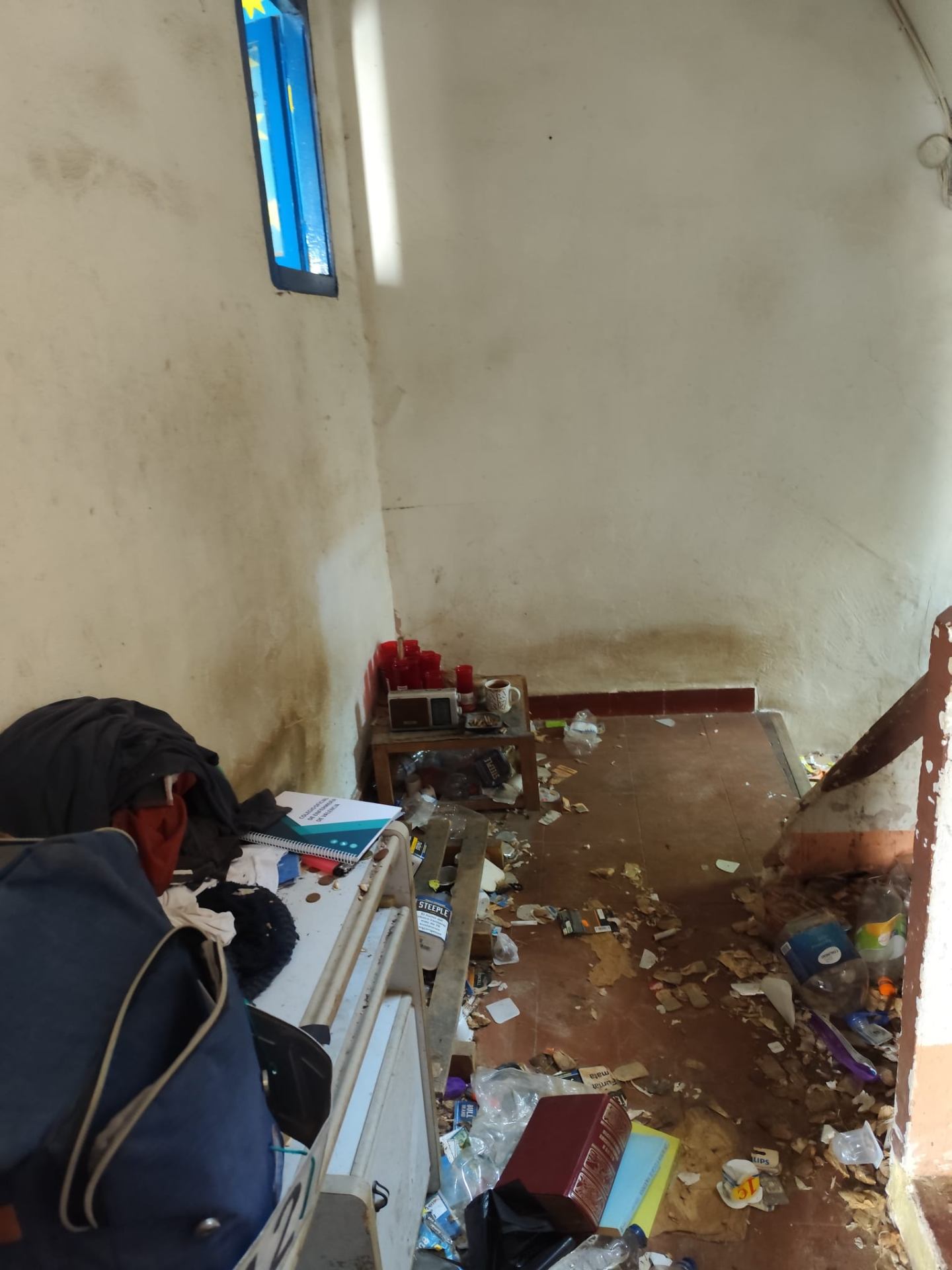 Pasillo lleno de basura y enseres antes del vaciado