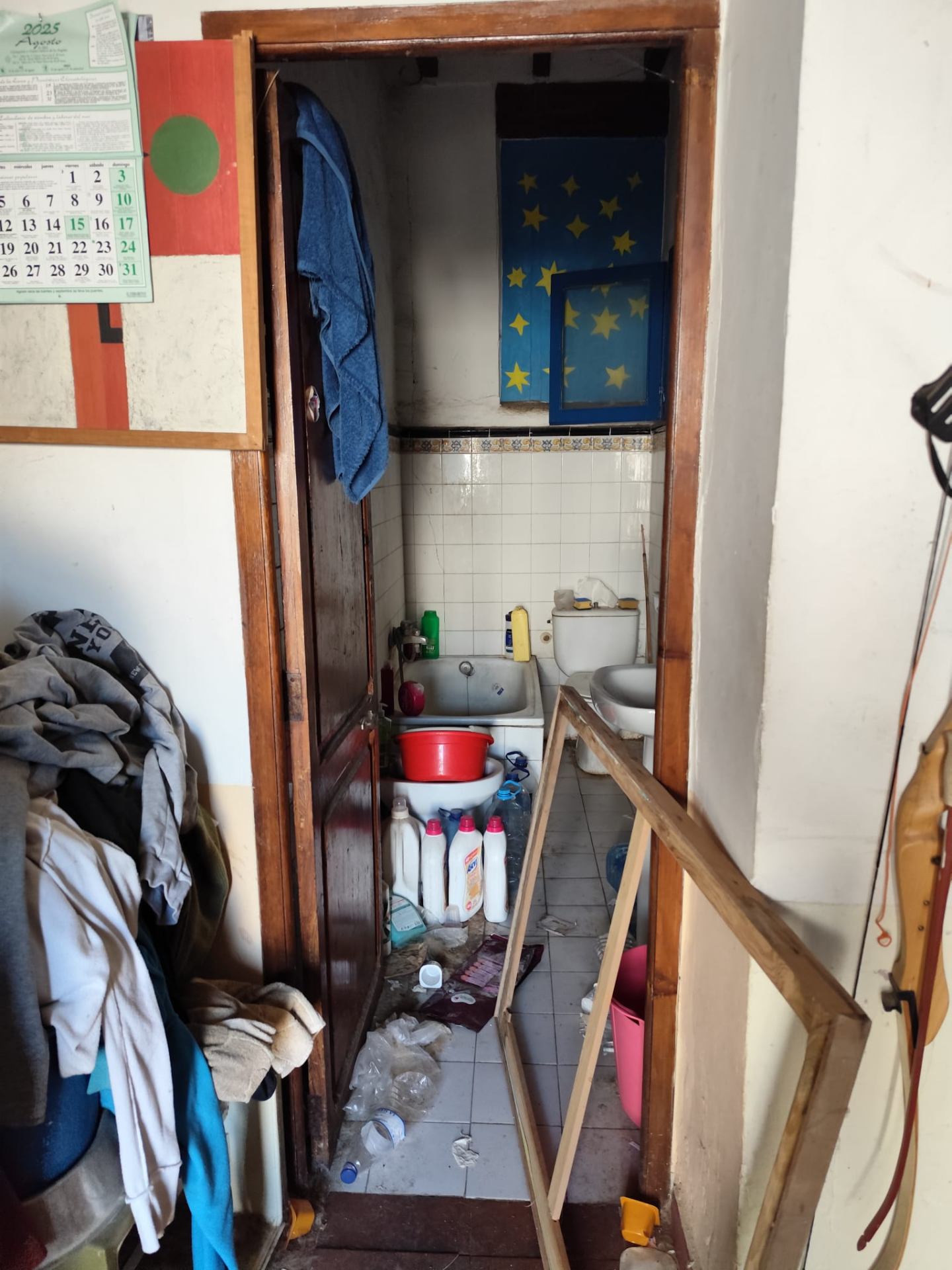 Baño con acumulación de objetos antes del vaciado