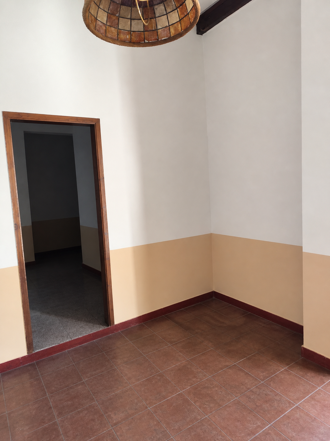 Habitación vacía y limpia después