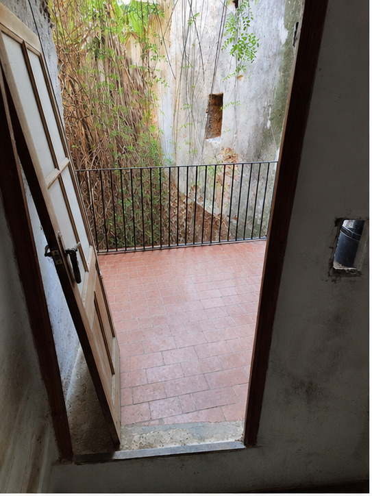 Terraza despejada y limpia después
